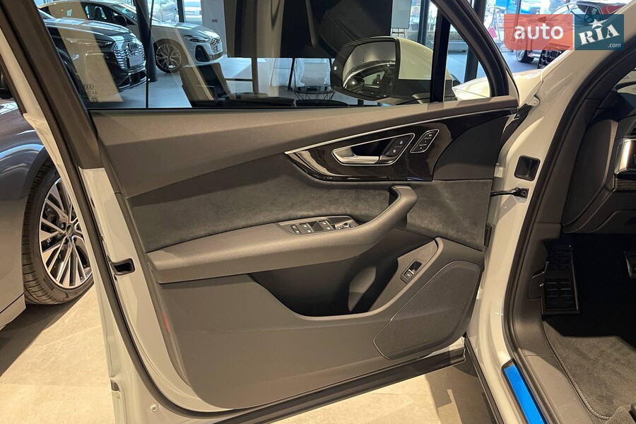 Audi Q7 - фото 11