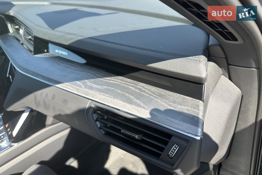 Audi Q8 e-tron - фото 11