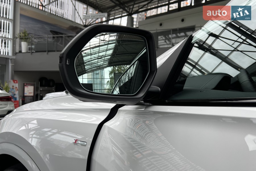 Audi Q8 - фото 14