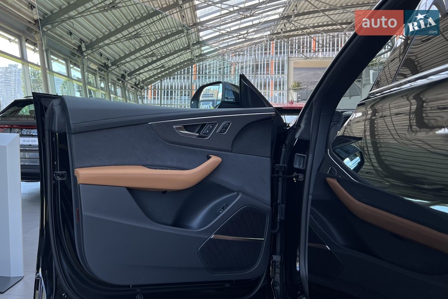Audi RS Q8 - фото 13