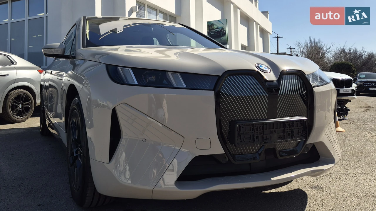 BMW iX Base
