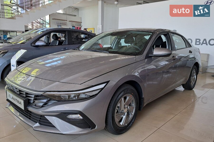 Hyundai Elantra - фото 1
