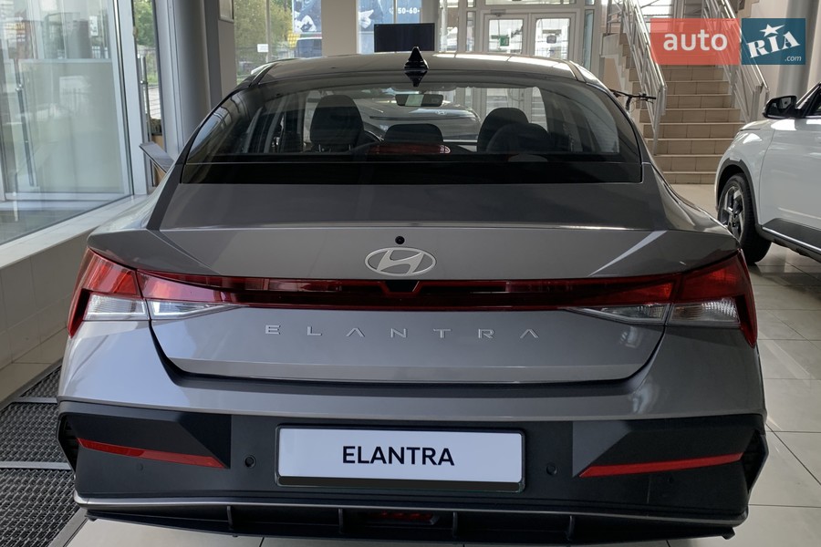 Hyundai Elantra - фото 3