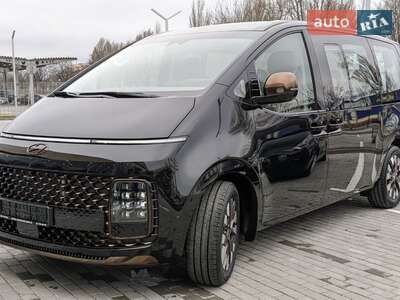 Hyundai Staria 2025 Top