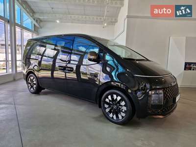 Hyundai Staria 2025 Top