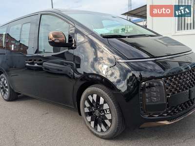 Hyundai Staria 2025 Top