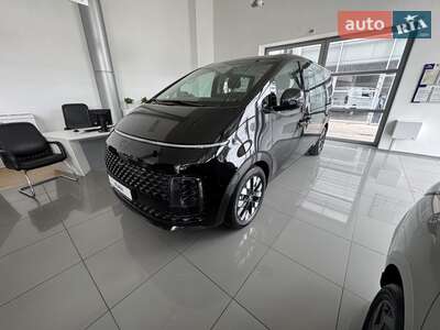 Hyundai Staria 2025 Top
