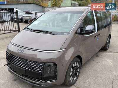 Hyundai Staria 2025 Top