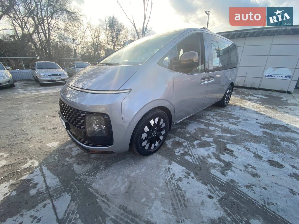 Hyundai Staria Top