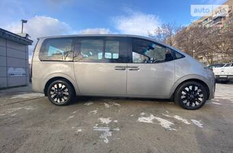 Hyundai Staria 2025 Top