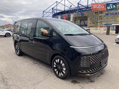 Hyundai Staria 2025 Top