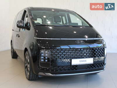 Hyundai Staria 2025 Top