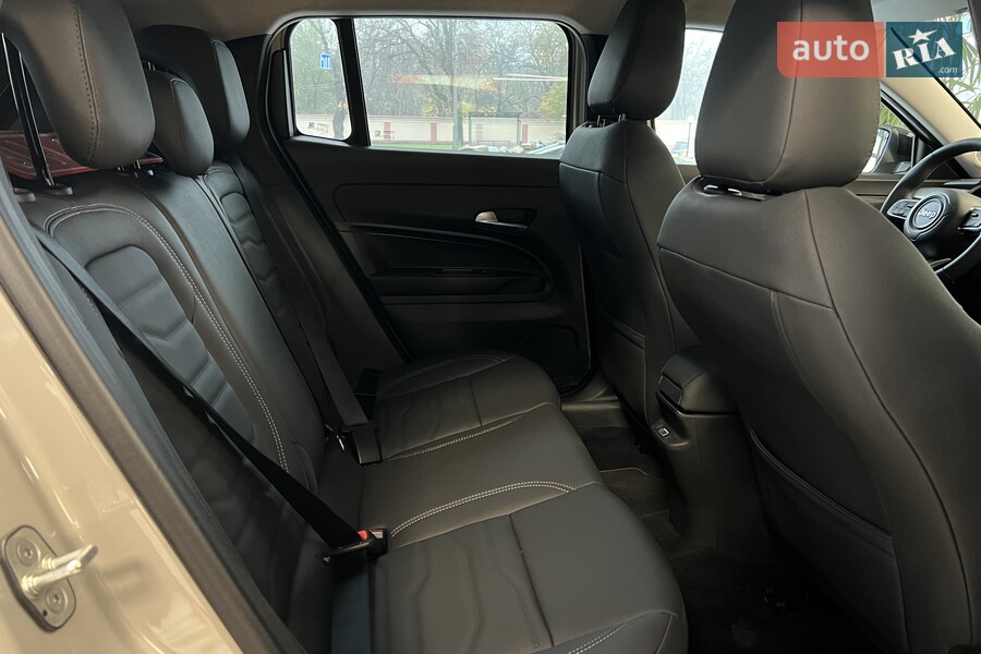 Jeep Avenger - фото 12