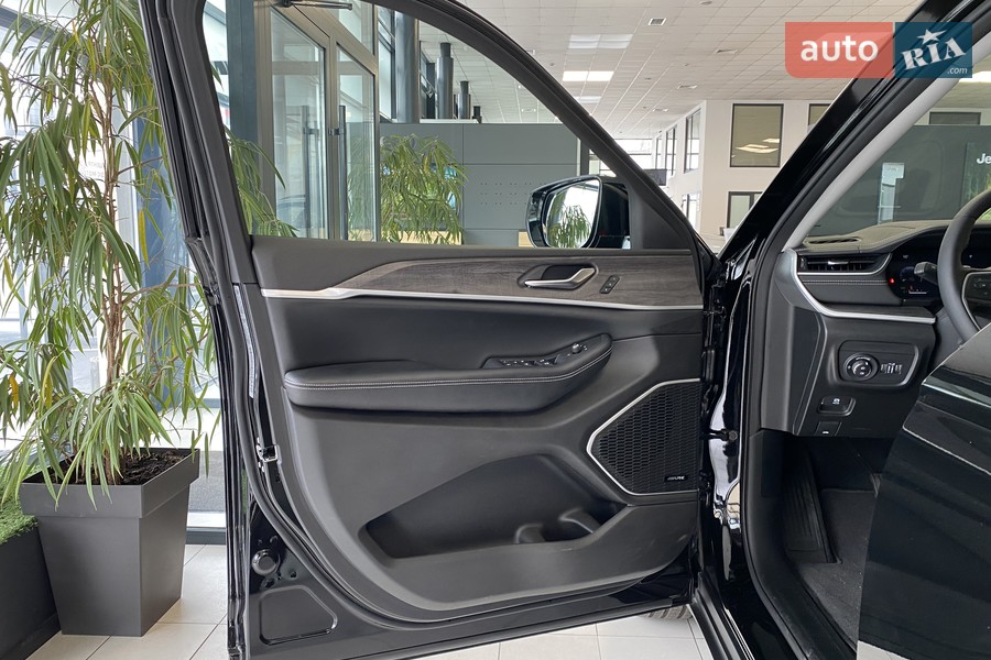 Jeep Grand Cherokee - фото 18