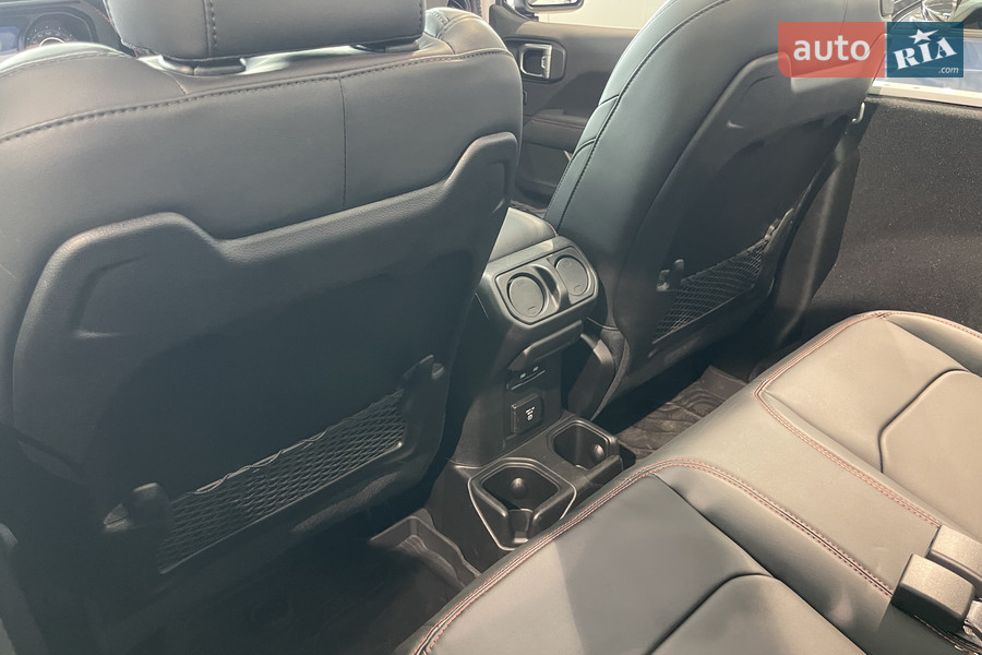 Jeep Wrangler - фото 12