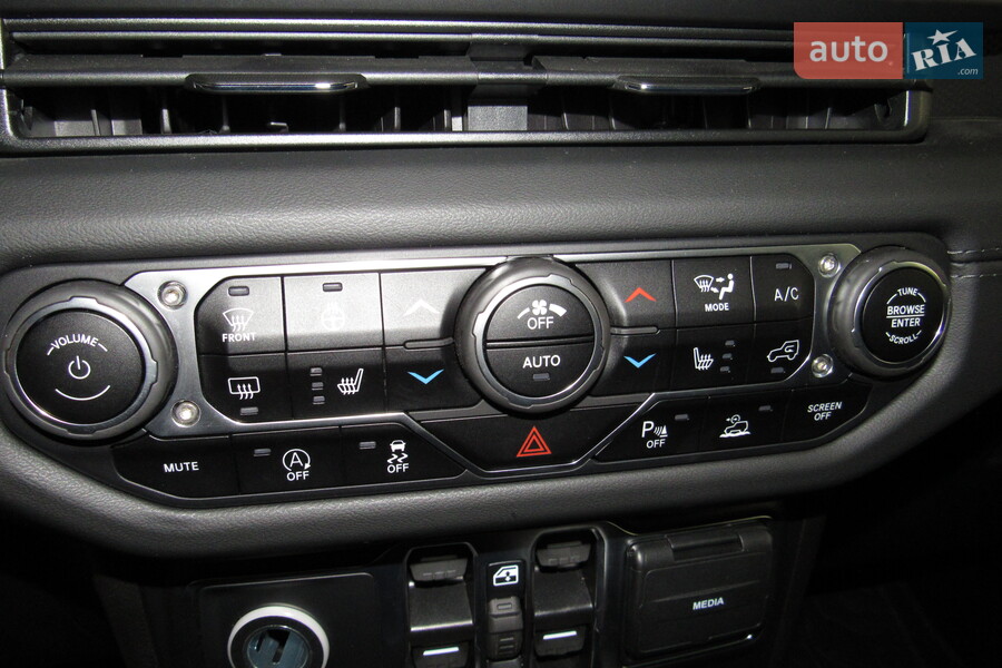 Jeep Wrangler - фото 16