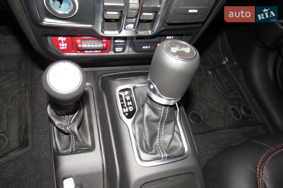 Jeep Wrangler - фото 13