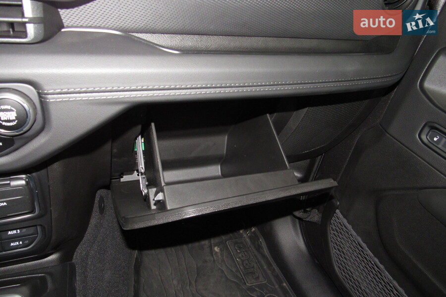 Jeep Wrangler - фото 15