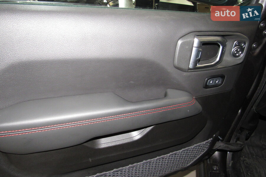 Jeep Wrangler - фото 12