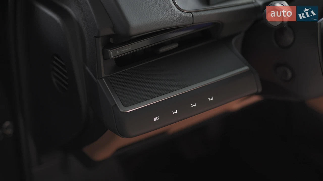 Lexus-8
