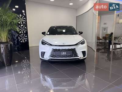 Новий Lexus LBX 2025 - фото 2