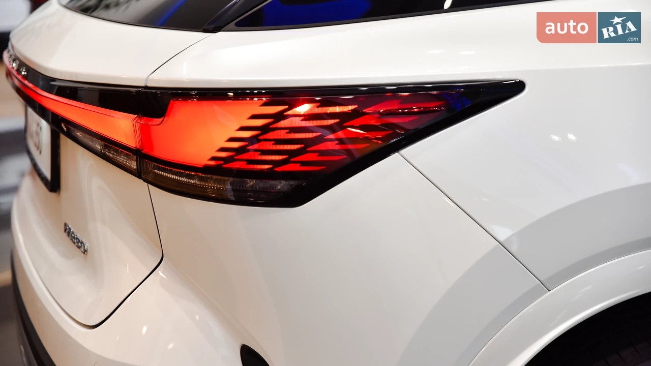 Lexus-13