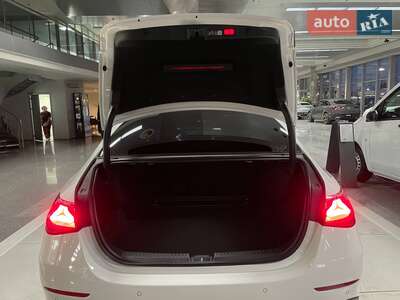 Новий Mercedes-Benz E-Class 2025 - фото 5