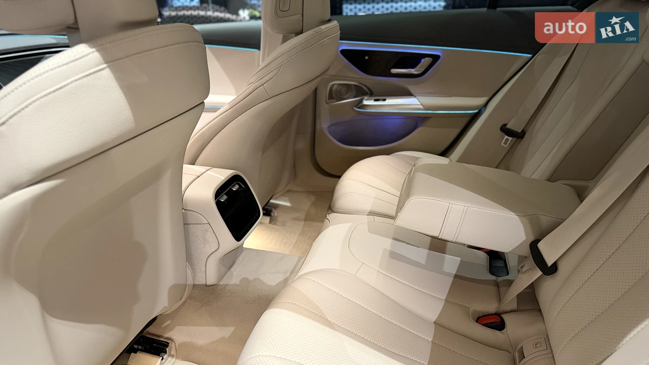 Mercedes-Benz-17
