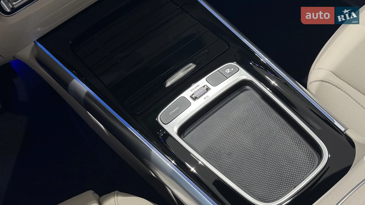 Mercedes-Benz-16