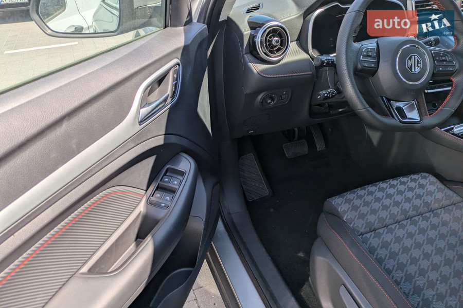MG ZS EV - фото 26