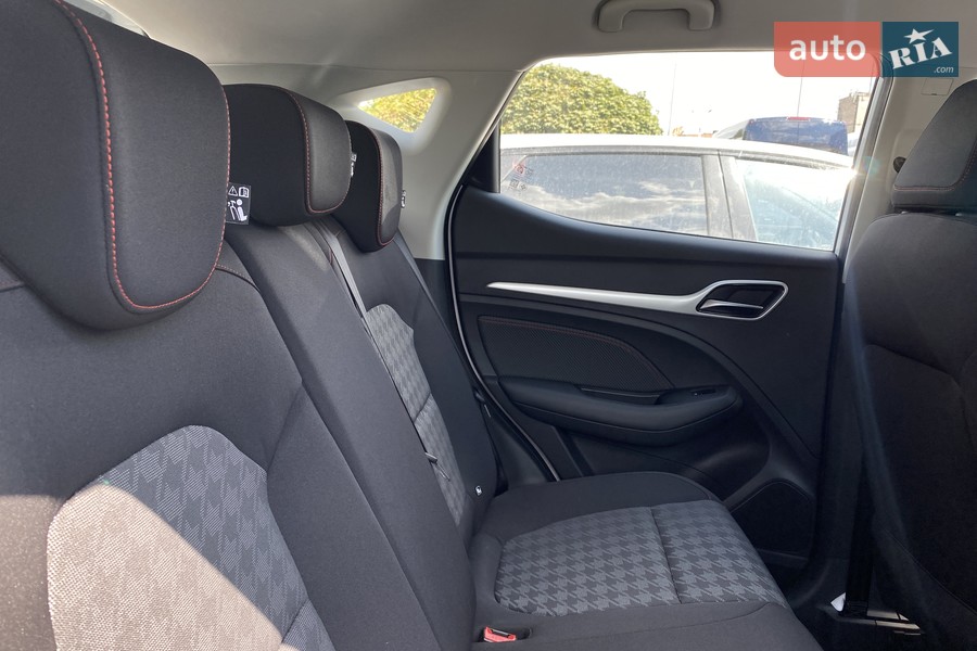 MG ZS EV - фото 18