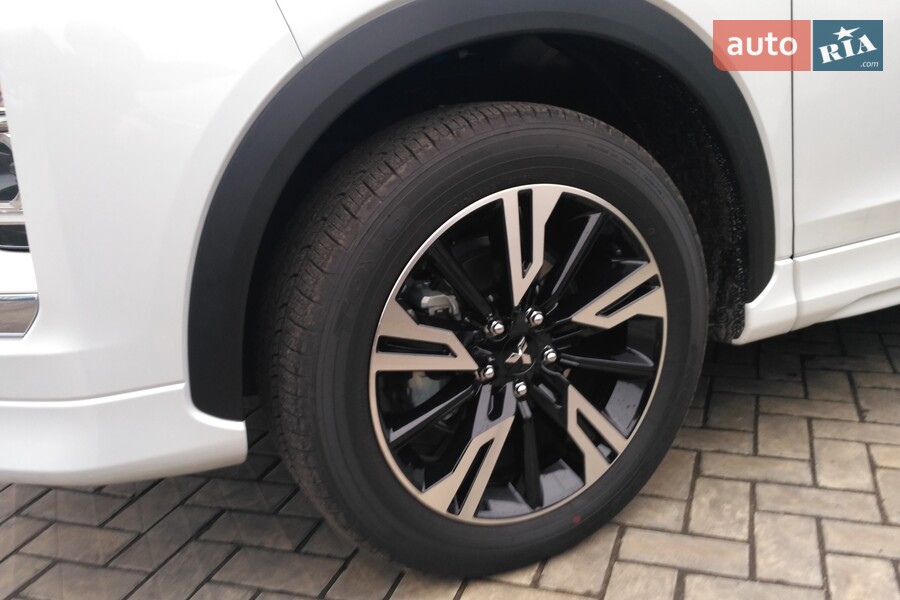 Mitsubishi Eclipse Cross - фото 11