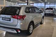 Mitsubishi Outlander Invite