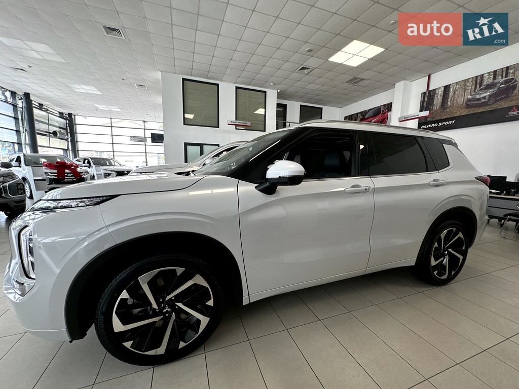 Новый Mitsubishi Outlander 2.5 MiVEC CVT (184 к.с.) S-AWC Ultimate 2024 автосалона АДІС-МОТОР - фото 1