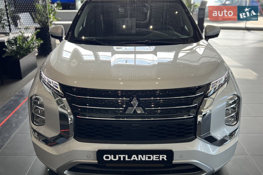 Mitsubishi Outlander - фото 1