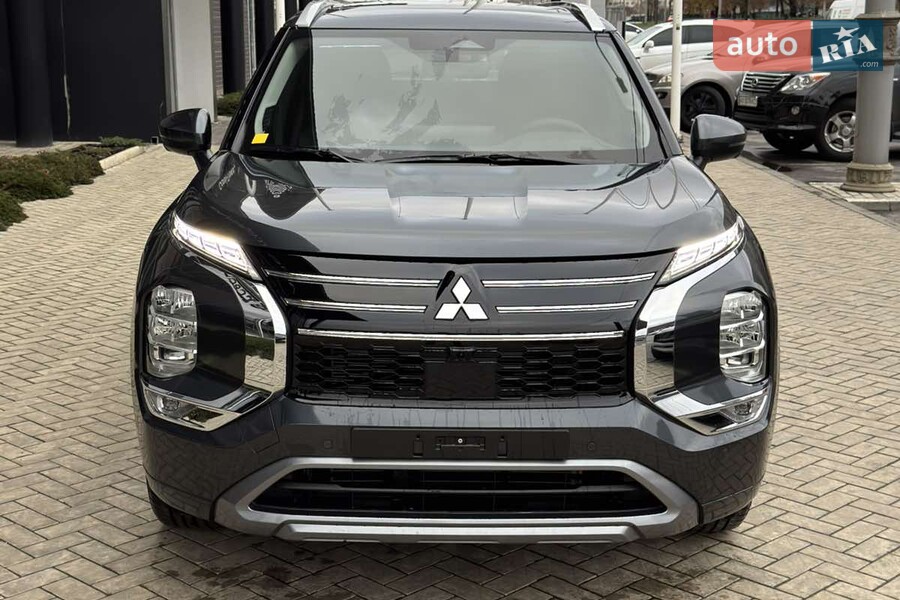 Mitsubishi Outlander - фото 1