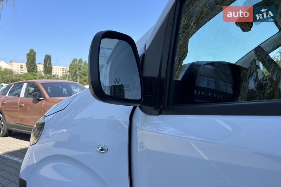 Opel Vivaro - фото 15