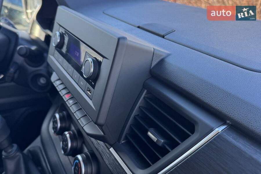 Renault Trafic - фото 8