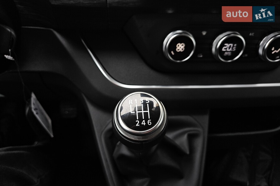 Renault Trafic - фото 32