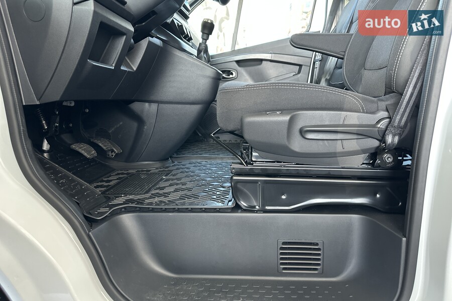 Renault Trafic - фото 15
