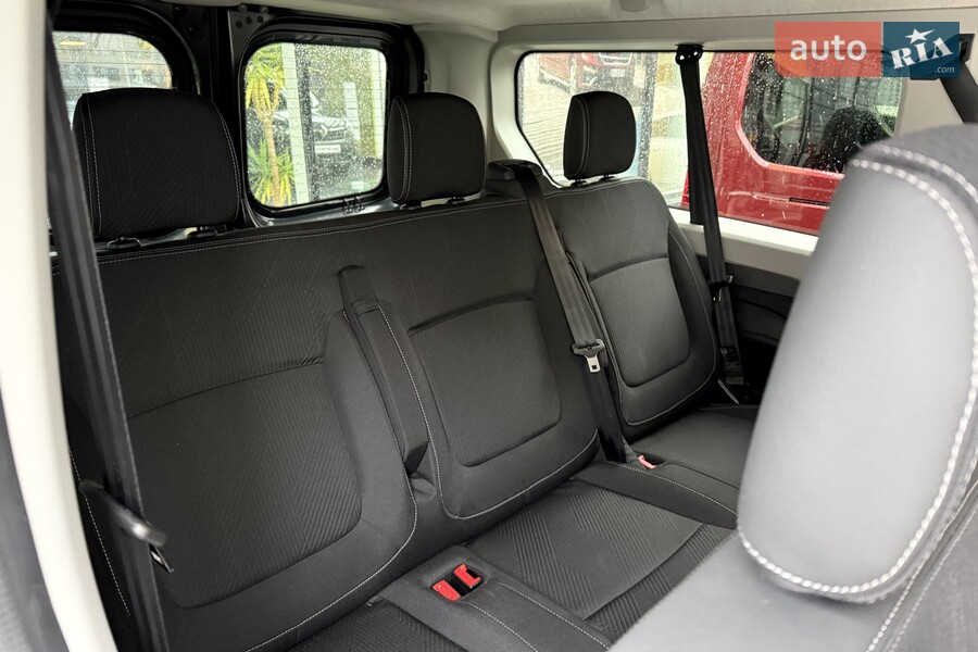 Renault Trafic - фото 16