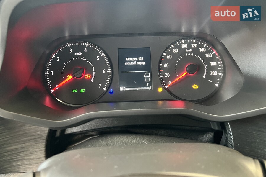 Renault Trafic - фото 12