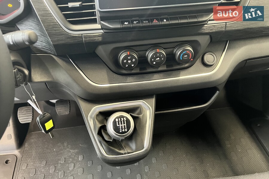 Renault Trafic - фото 14