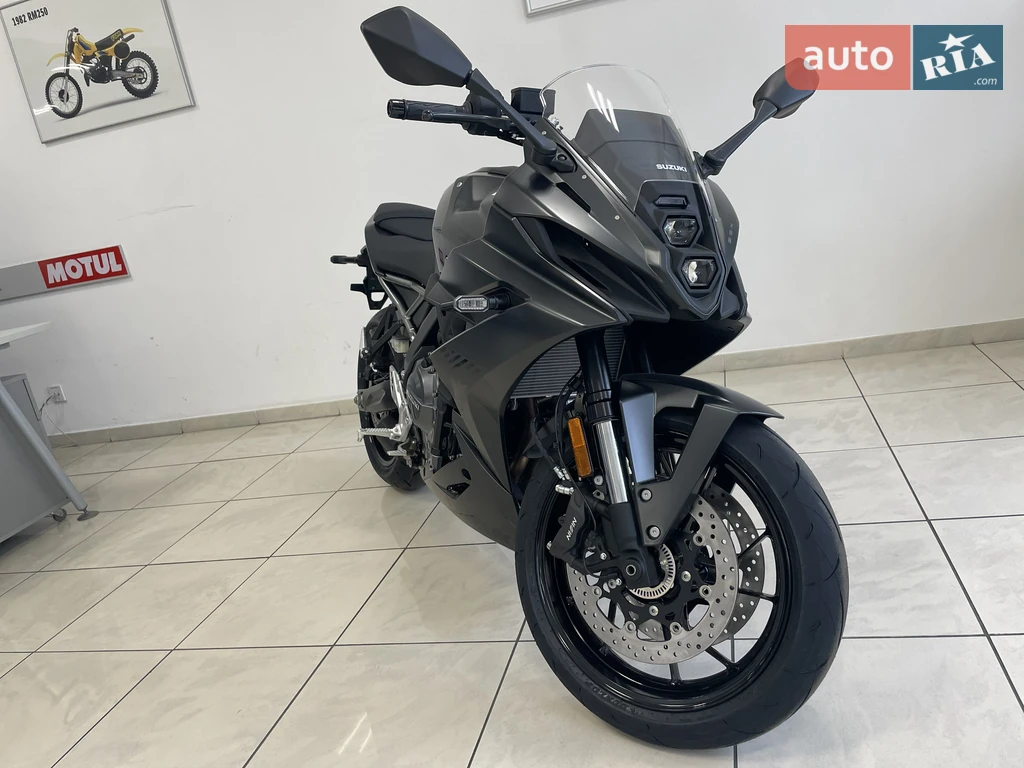 Suzuki GSX 8R Base