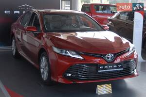 Toyota Camry 2018 року