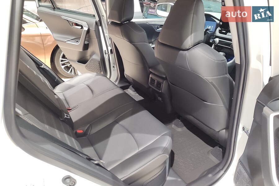 Toyota RAV4 - фото 12