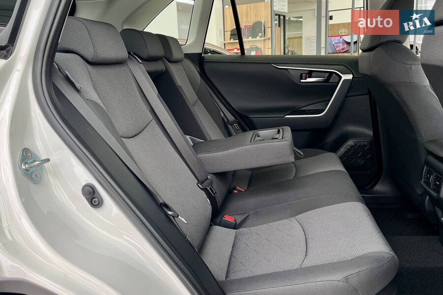 Toyota RAV4 - фото 12