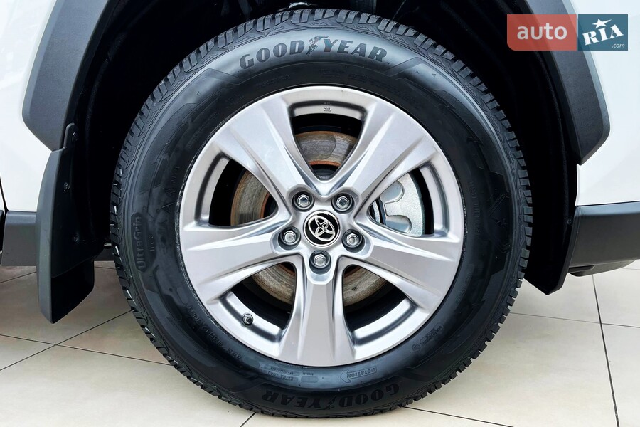 Toyota RAV4 - фото 7