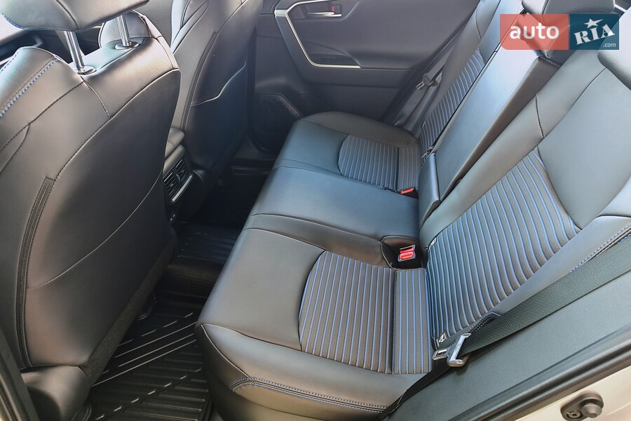 Toyota RAV4 - фото 16