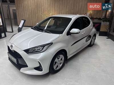 Toyota Yaris Lounge 1.5i Hybrid e-CVT (116 к.с.) 2024